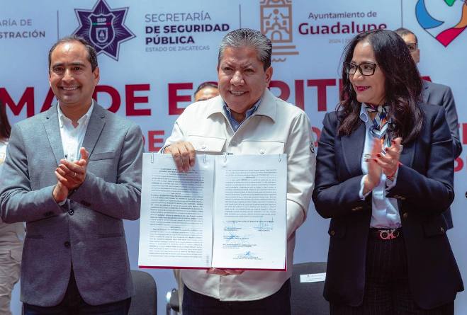 El mandatario estatal, flanqueado por el alcalde José Saldívar y la secretaria de Administración WhatsApp Image 2025 07 09 at 1.59.48 PM