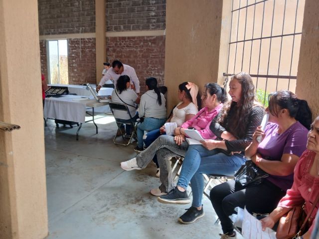 Habitantes de la demarcación al momento de la atención médica florencia de b