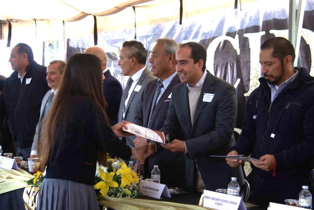 Ceremonia de entrega de documentos gradua bicentenario 2