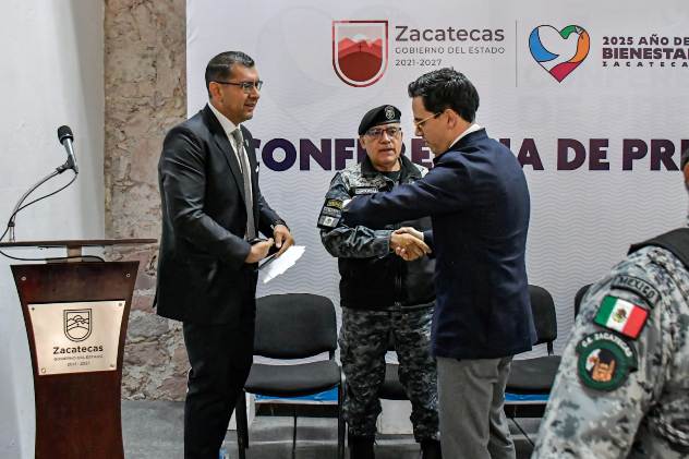 El fiscal, el titular de la SSP y Rodrigo Reyes tras la conferencia matutina 577245265 4117733433055563 829317568647135895 n