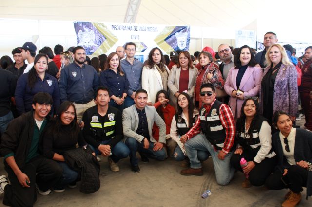 En la megavelaria de la Feria se montaron un centenar de stands sobre orientación vocacional Expo Orienta 1