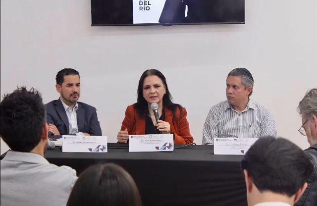 La ex comisionada del INAI Julieta del Río en la Feria Internacional del Libro de Guadalajara con su obra Luz en la Sombra Luz en la Sombra
