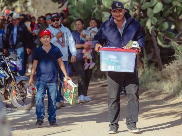 Contenta la gente con su canasta alimentaria y regalos navideños Puebla 1