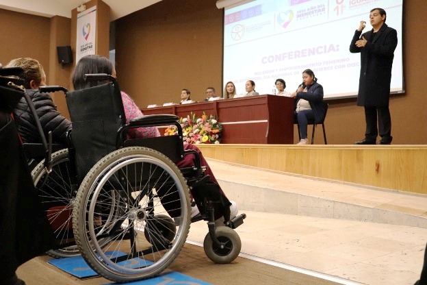 Se impartió la conferencia ´Inclusión y empoderamiento femenino´ WhatsApp Image 2025 09 12 at 3.30.49 PM