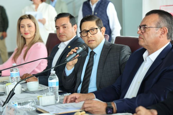 Al micrófono, el secretario de Economía WhatsApp Image 2025 09 30 at 2.57.38 PM