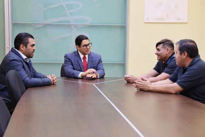 Al centro, el secretario de Economía WhatsApp Image 2025 10 01 at 4.07.42 PM