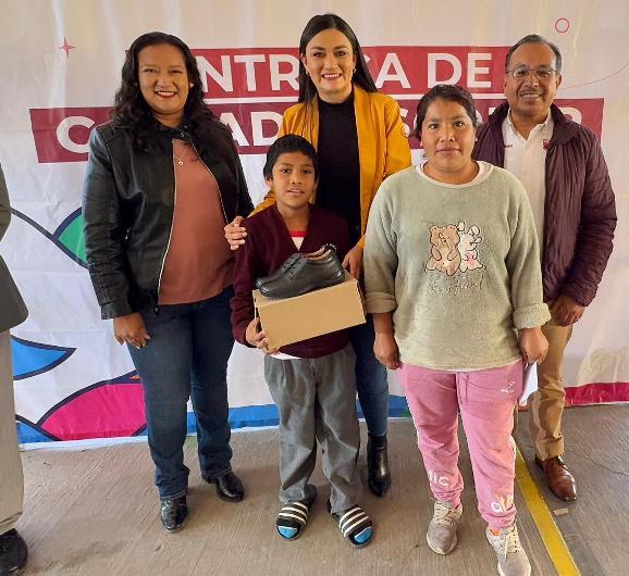 Uno de los beneficiados con calzado WhatsApp Image 2025 11 14 at 3.31.52 PM 1 copy