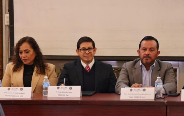 Al centro, el secretario de Economía, Jorge Miranda WhatsApp Image 2025 12 09 at 2.51.22 PM