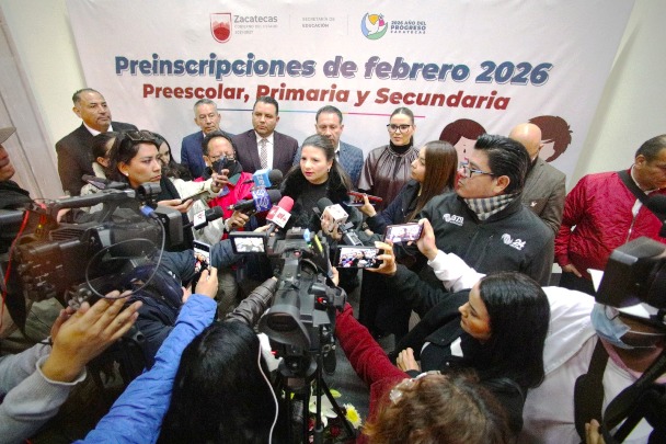 La titular de Educación, abordada por la prensa WhatsApp Image 2026 01 27 at 12.30.57 PM