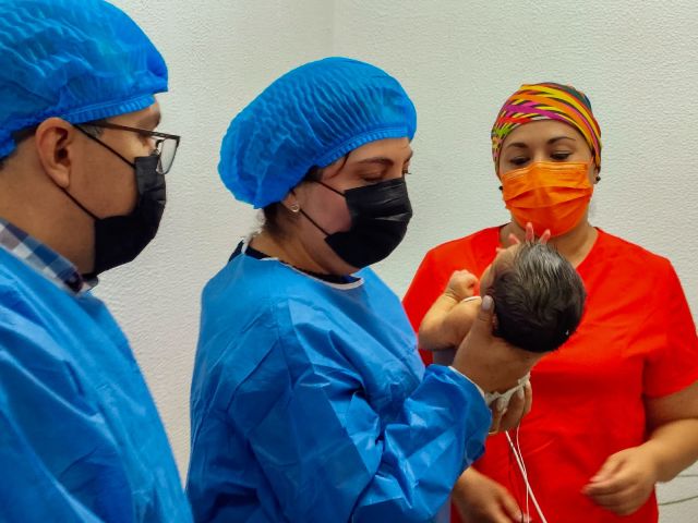 El bebé, en manos de Sara Hernández de Monreal WhatsApp Image 2026 03 20 at 2.23.57 PM