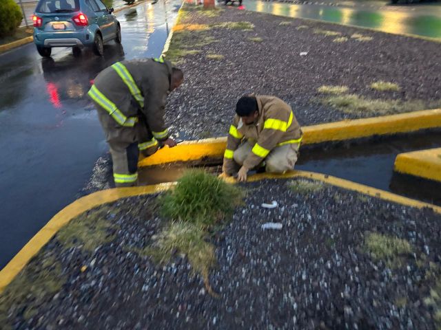 La acumulación de agua en diversas vialidades causó estragos al tráfico vehicular acciones diversas