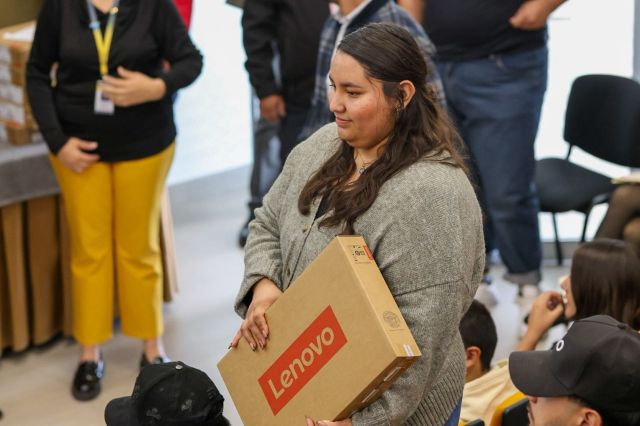 Reciben equipos de cómputo alumnado