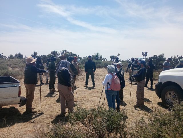 Las y los buscadores junto con personal de coporaciones amplia brigada