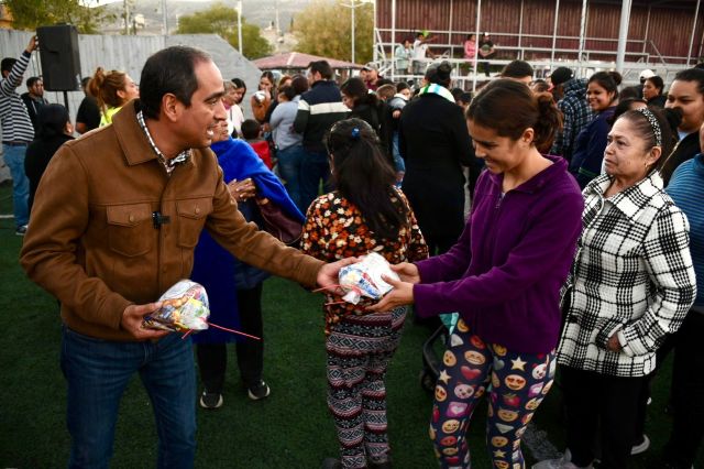 El presidente municipal entregó bolos navideños bolos dulces