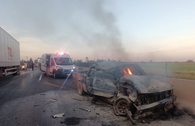 Uno de los vehículos se incendió tras el choque cambiada dw