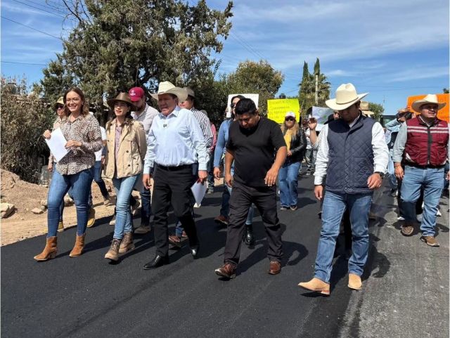 El gobernador y acompañantes recorrieron la zona donde se trabaja actualmente caminando cam