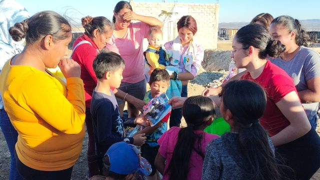 Distribución de obsequios en Día de Reyes Magos casas estudiantiles