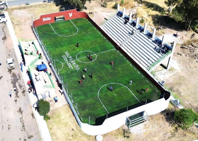 Deportistas, en posesión de la nueva cancha con deportistas
