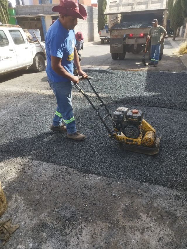 Bacheos en varias vialidades de la demarcación por parte de cuadrillas de Obras Públicas cuadrilllas