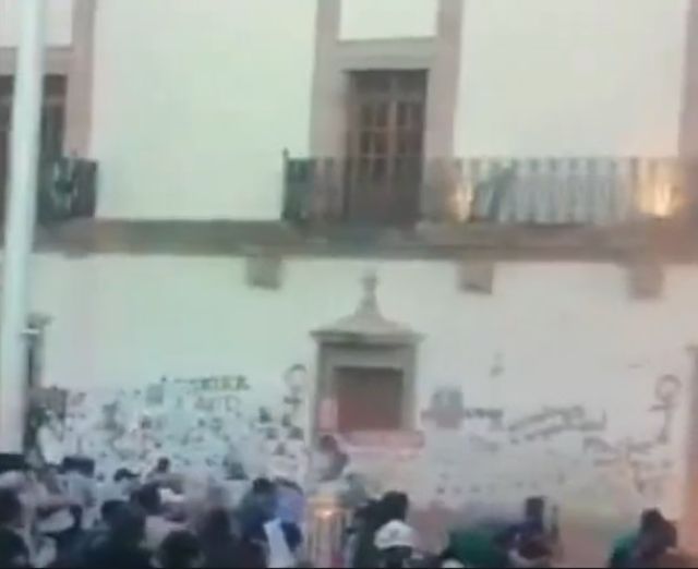 Foto de Internet sobre pintas en fachada del Palacio de Gobierno delito de dao en mo
