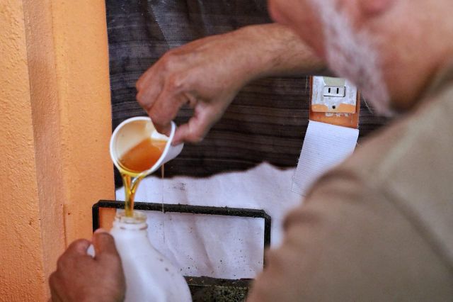 No se debe usar varias veces para la preparación de alimentos, ni verter este aceite al drenaje desechos aceite