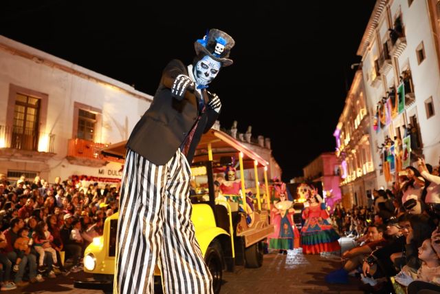 Miles de espectadores siguieron la pasarela del festival desfile 2