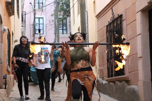 Plazas, calles y callejones se visten de representaciones escénicas dos satiras