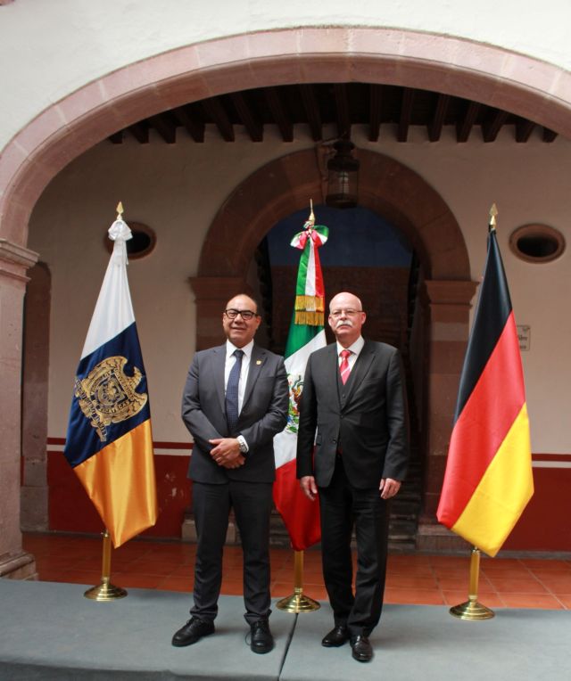 El diplomático fue recibido en el edificio central de la máxima casa de estudios de Zacatecas el diplomatico