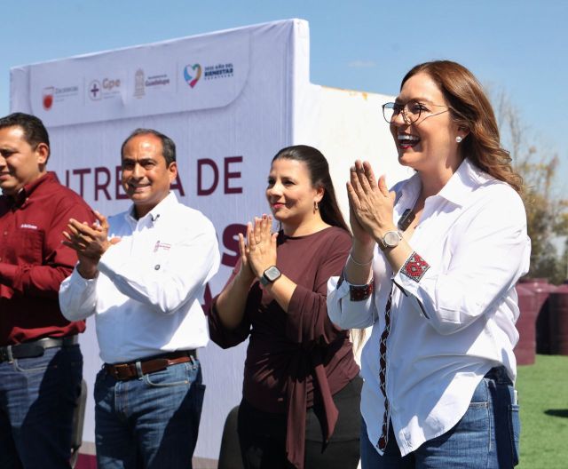 El presidente municipal Pepe Saldívar, la senadora Verónica Díaz y en representación del gobernador Gabriela Pinedo enlostinacos