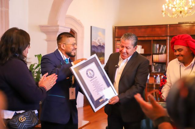 El gobernador recibió la certificación del Récord Guinness entrega de record
