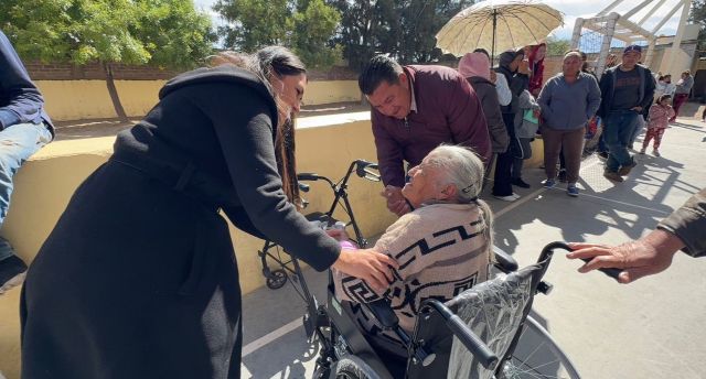 Entrega de silla de ruedas por Benelly Hernández esta bien