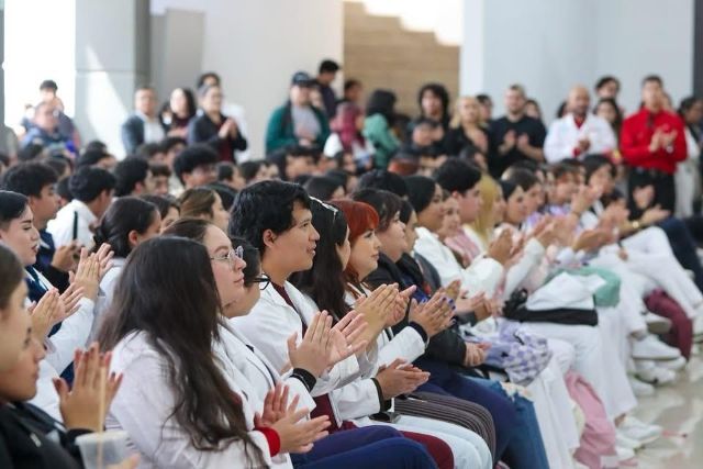 Docentes y estudiantes de la Universidad Autónoma de Durango, en la firma del convenio estud UAD