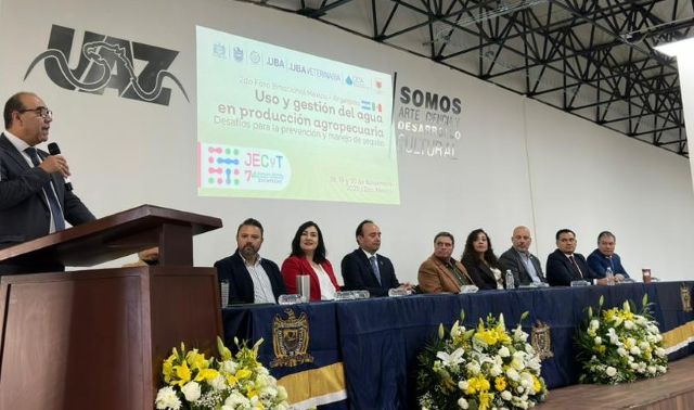 El rector Ángel Román en la inauguración del Foro, así como el presídium foro inaugura