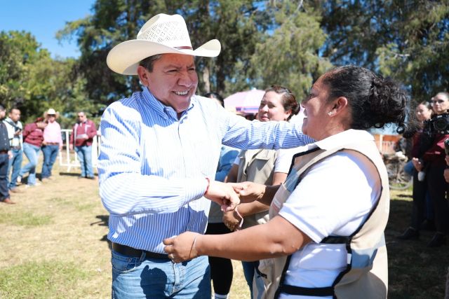 El gobernador David Monreal estuvo hoy en comunidades de Atolinga y entregó diversos apoyos a las familias gobernador Atolinga