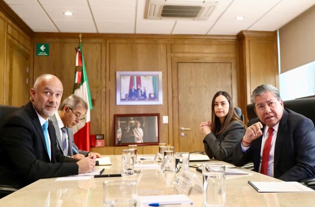 Jesús Esteva Medina y el gobernador David Monreal en la reunión sostenida gobernador gestiones