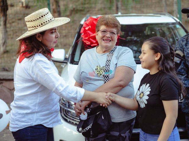 Con la ganadora, doña Elvia Pinedo lA LLaves