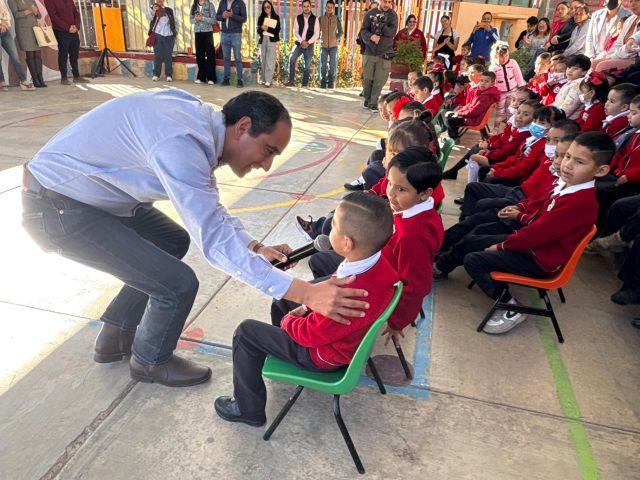 El presidente municipal en convivencia con los infantes lasylos infantes