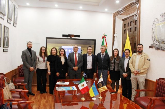 La delegación diplomática, académica y cultural de Ucrania, con el rector de la UAZ lazos cultura