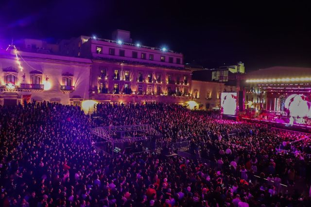 Totalmente lleno miles de espectadores