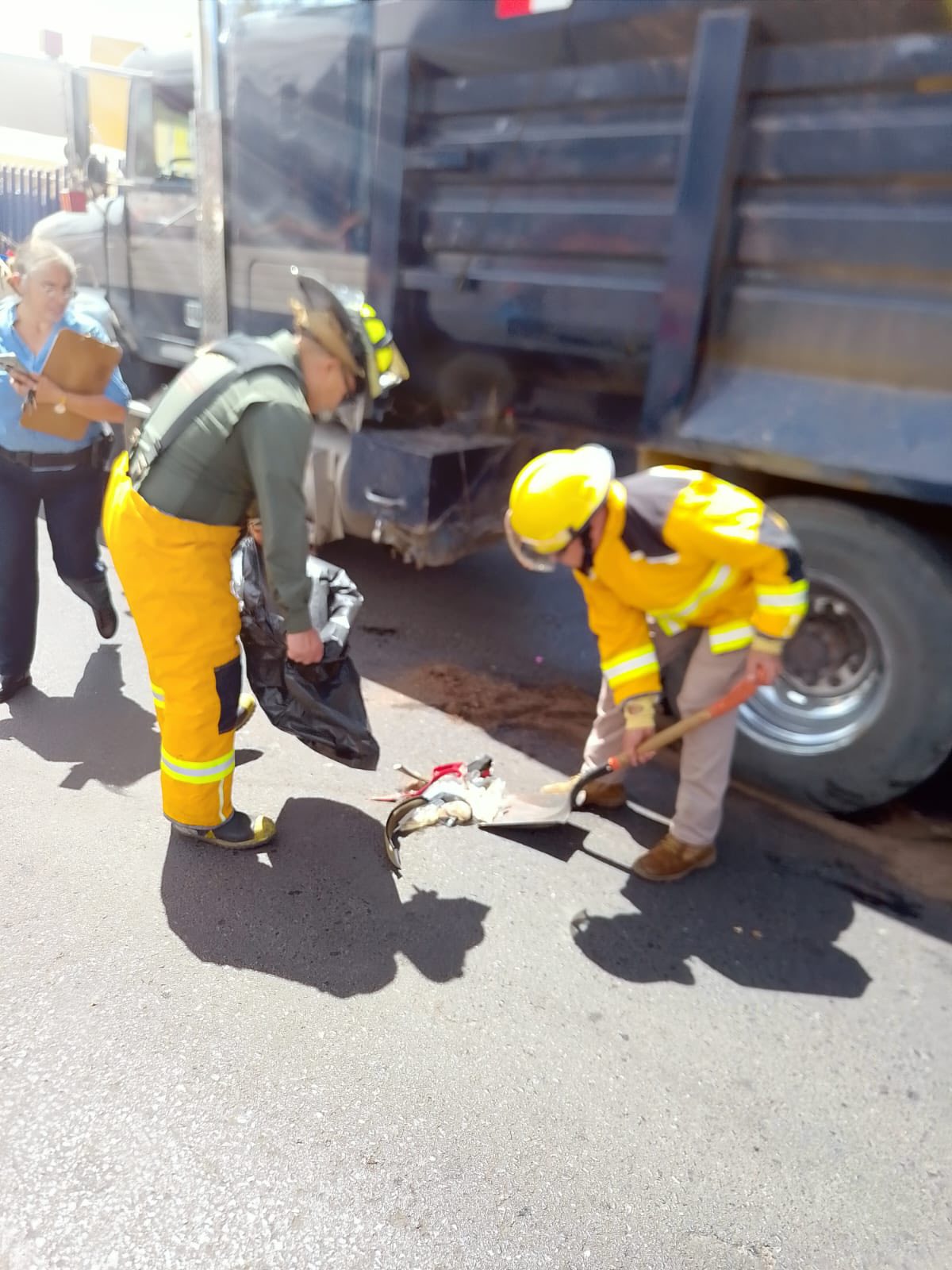 Personal de la Coordinación de Protección Civil en el sitio del accidente motociclista