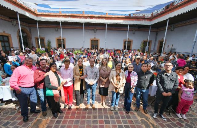 Conmemoración en e edificio de la comunidad mujeres ruraes