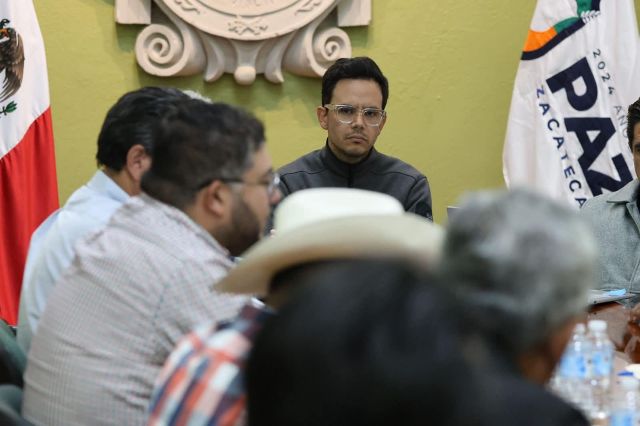 El secretario general de Gobierno en mesa de trabajo con dirigentes de pequeños productores negociaciones lideres