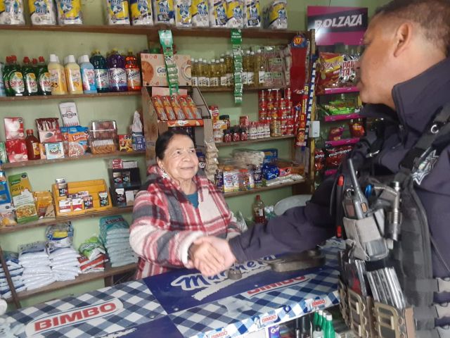 Intercambio de información entre comerciantes y oficiales de seguridad operativo trancoso