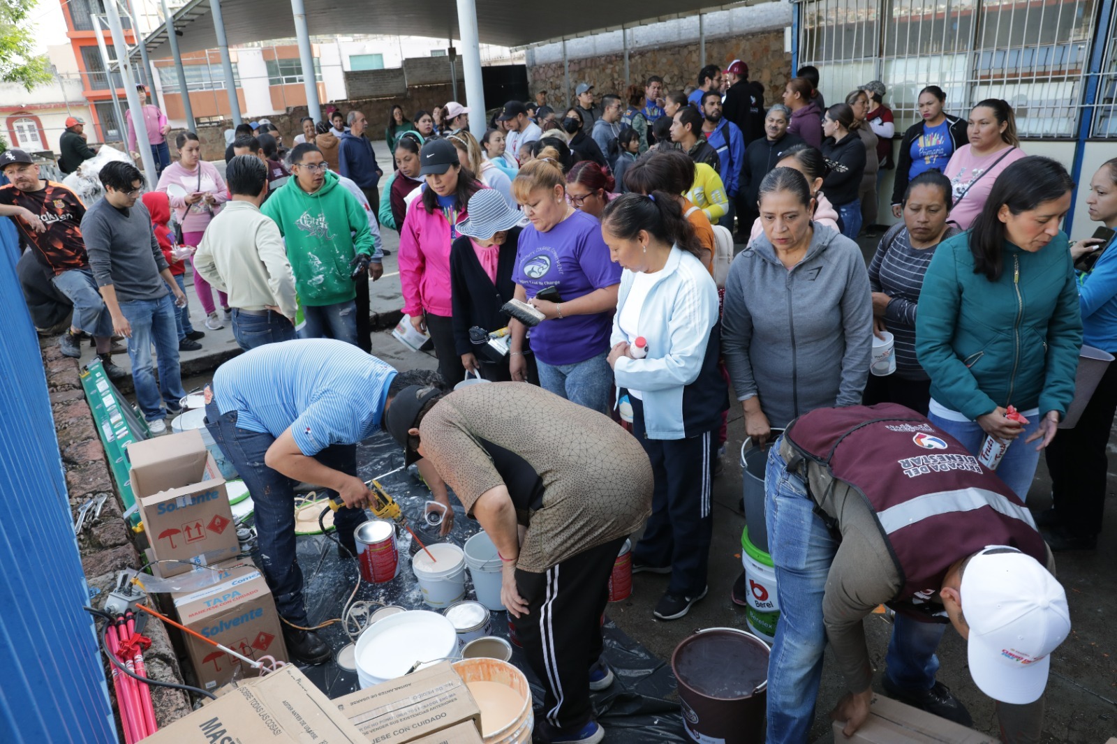 Se dotó de materiales para reparación, pintura y reposiciones, entre otras padres y madres de familia