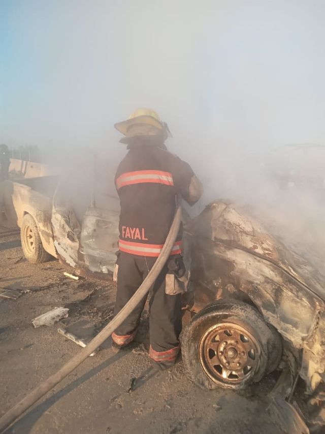 Bomberos de Protección Civil realizaron maniobras con la unidad en llamas pc accidente