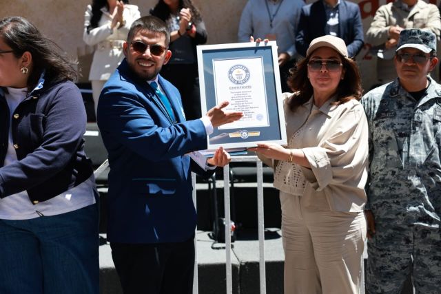 En el Centro Histórico, cuando se hizo la declaratoria formal, Sara Hernández de Monreal recibe el certirficado recibimiento