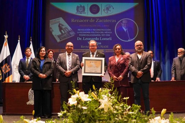 Le fue entregado un reconcimiento rector delaunam