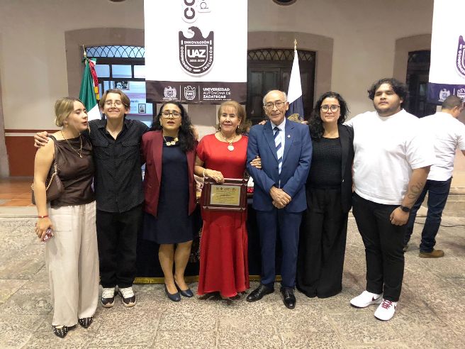 Al centro, la homenajeada resv