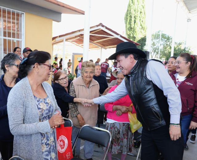 A poco más de un mes de la Navidad, el gobernador anticipa regalos y posadas saludando