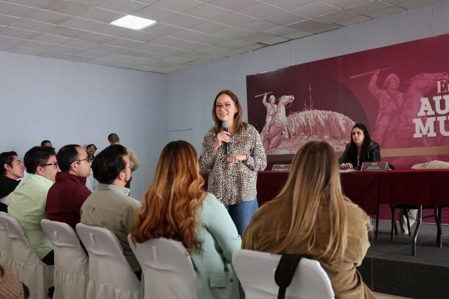 La legisladora federal Verónica Díaz ante funcionarios de los municipios del estado senadora veronica copy